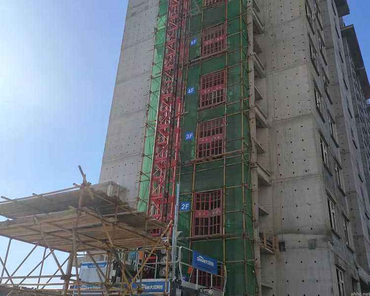 大兴宇建筑机械公司：山西塔吊司机如何防止倒塔？
