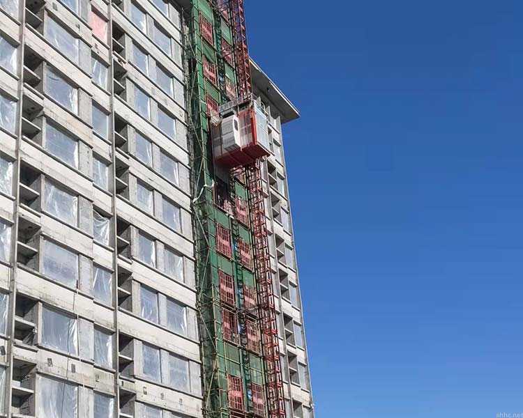 太原市大兴宇建筑分析，山西塔吊司机如何防止倒塔？